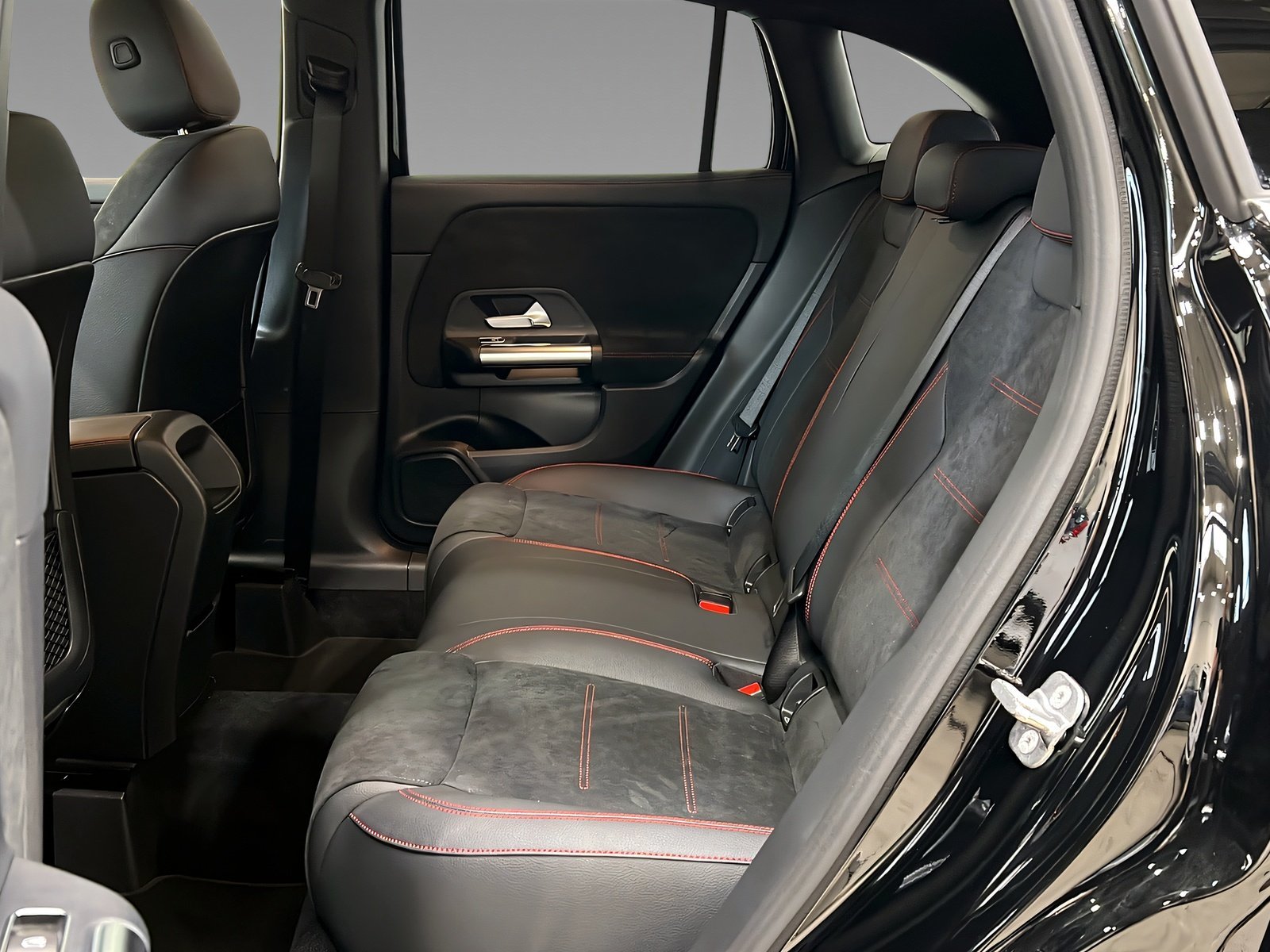 GLA 200 d AMG+LED+Ambiente+CarPlay+TotW+AHK+360 Bild 9