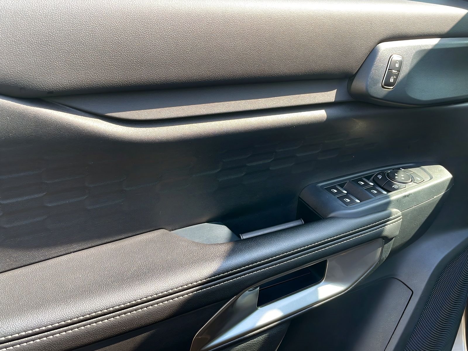 Ranger Limited Doka+Pritsche-Rollo+AHK+7J Garant Bild 6