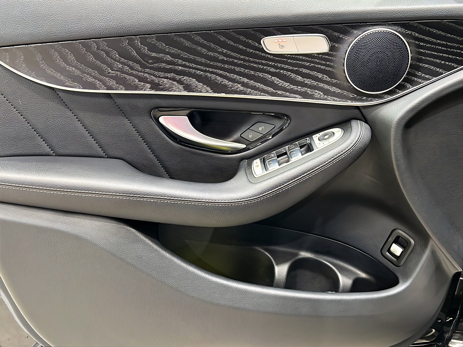 GLC 300 de LED+DISTRONIC+TotW+AHK+AMG-Interieur Bild 14