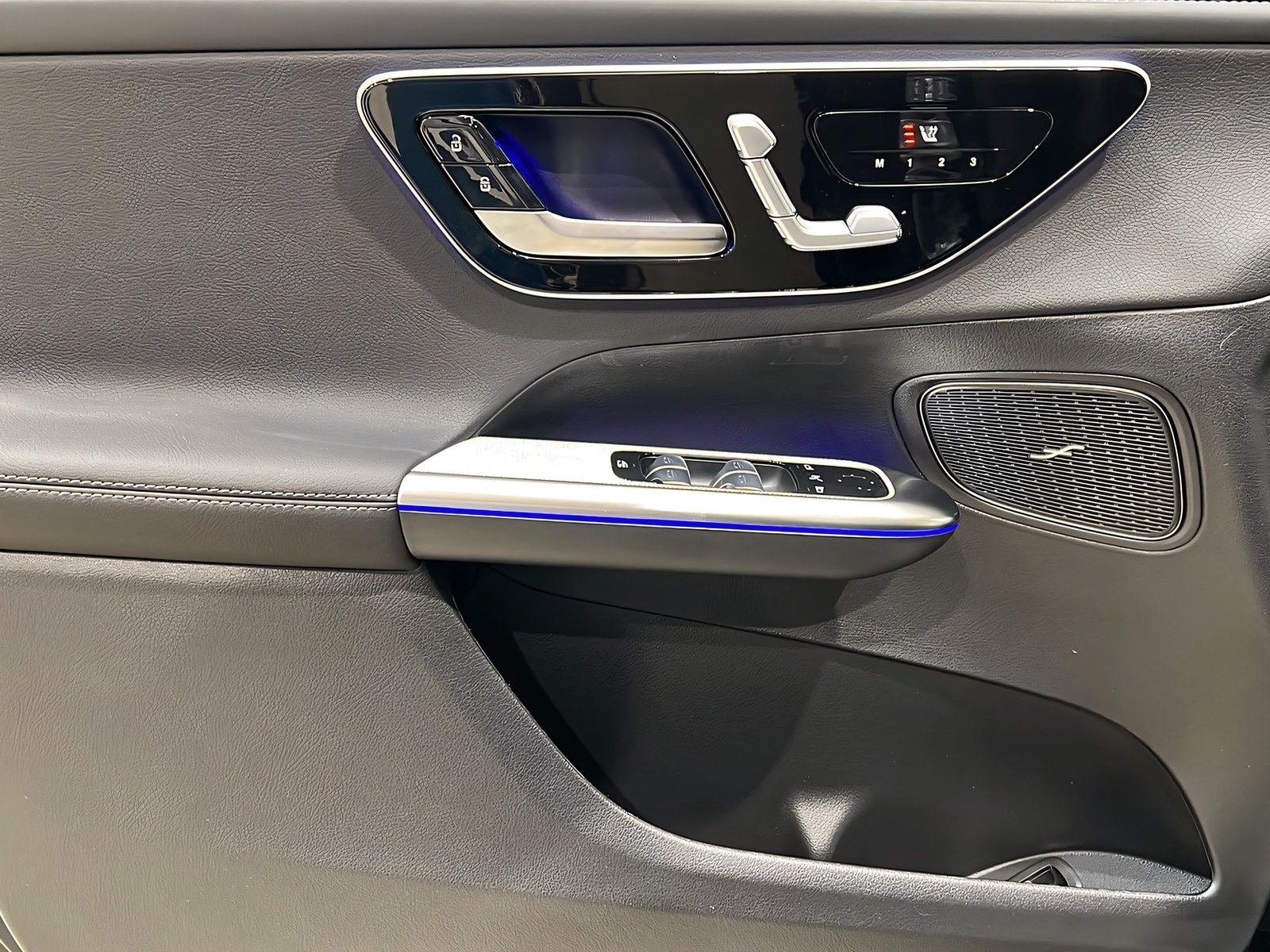 GLC 300de 4M AMG+DIGITAL+Ambi+Pano+TotW+AHK+360° Bild 12