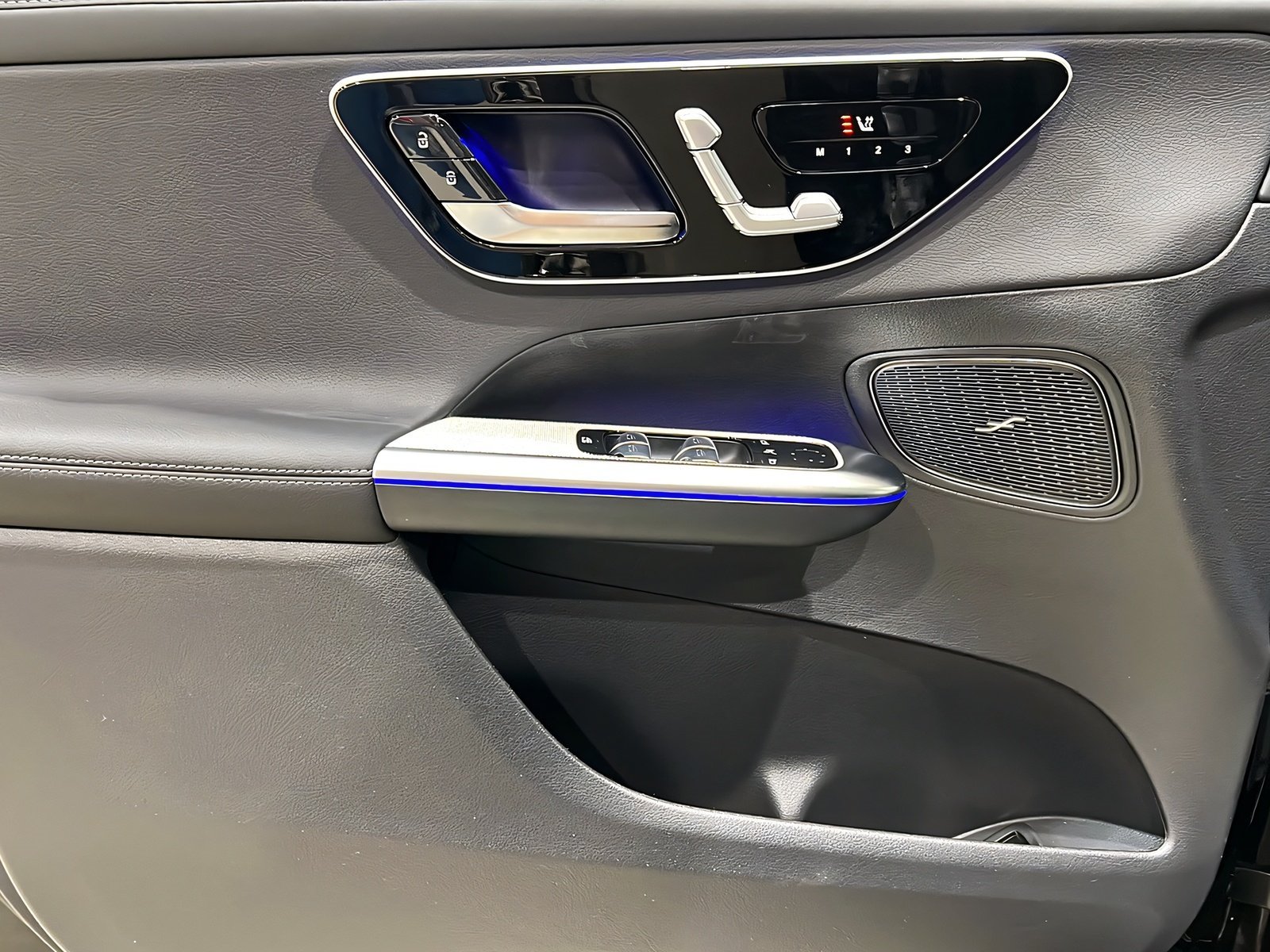 GLC 300de 4M AMG+DIGITAL+Ambi+Pano+TotW+AHK+360° Bild 12