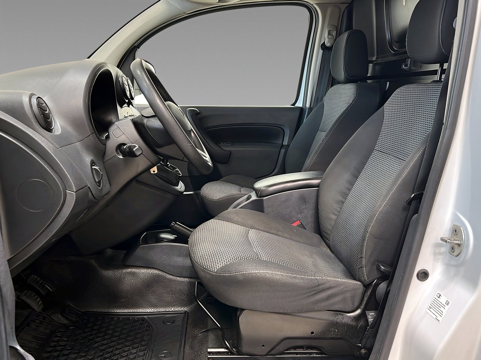 Citan 111 CDI Kühlkasten Extralang Klima+AHK Bild 9
